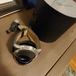 Samsung Gear S3 Classic. Comes with three bands.